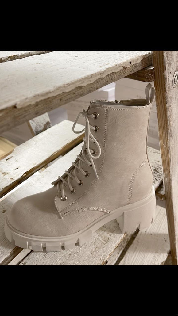 LET'S ROLL BOOTS IN CREAM